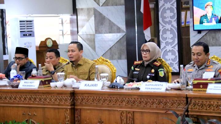 Wali Kota Pekanbaru Agung Nugroho (tengah) dalam Rapat Forum Koordinasi Pimpinan Daerah (Forkopimda) Kota Pekanbaru di Aula Rapat Gedung Mal Pelayanan Publik (MPP) Pekanbaru, pada Selasa, 6 Januari 2026. Pemkot Pekanbaru