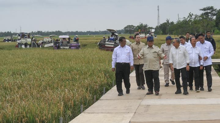 Prabowo Accuses Government Critics of Being Paid