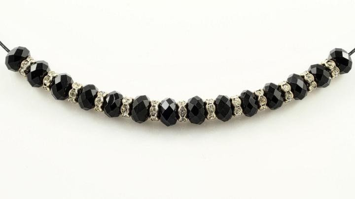 Arti Memakai Gelang Hitam di Tangan Kiri dalam Berbagai Budaya