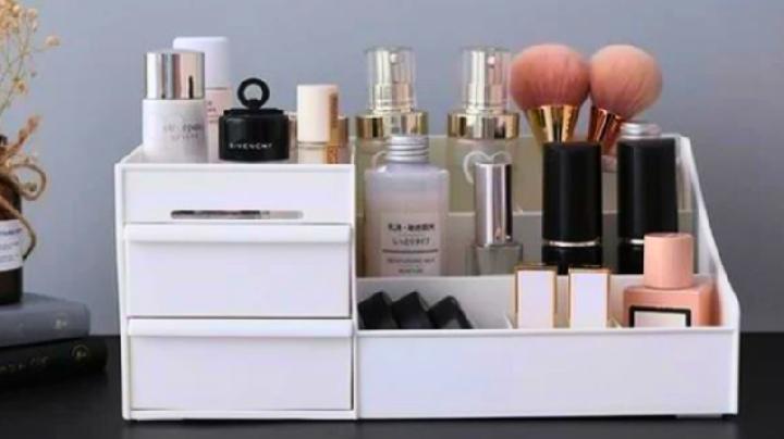 Rekomendasi Rak Kosmetik yang Bikin Meja Tampak Rapi