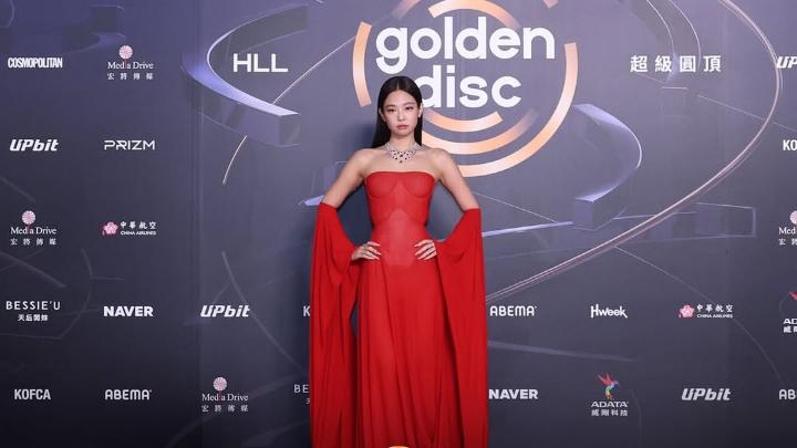 Jennie Blackpink Slay di Golden Disc Awards 2026: Gaun Merah dan Borong 3 Piala