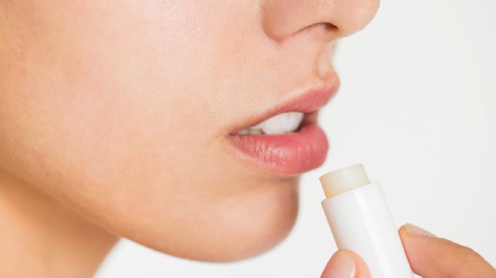 10 Rekomendasi Lip Balm untuk Bibir Kering, Bikin Lembap dan Terlindungi