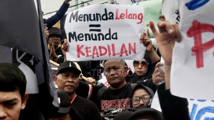 Former Sritex Workers Protest Delayed Severance Pay, THR