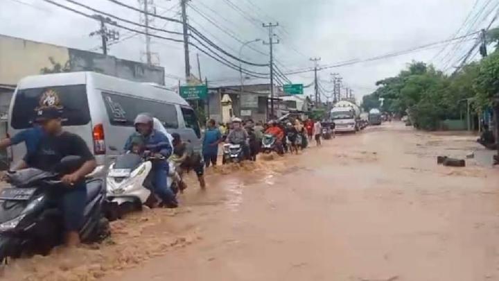 Seorang Petani Hanyut Terseret Banjir di Pati