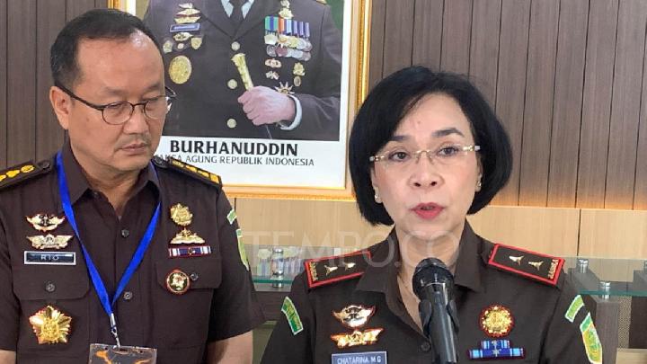 Kejati Bali Chatarina Muliana didampingi Asintel Kejati Bali Oktario Hartawan Achmad mengumumkan penangkapan DPO kasus korupsi perbankan di Bangli, Bali, 14 Januari 2026. Tempo/Rofiqi Hasan