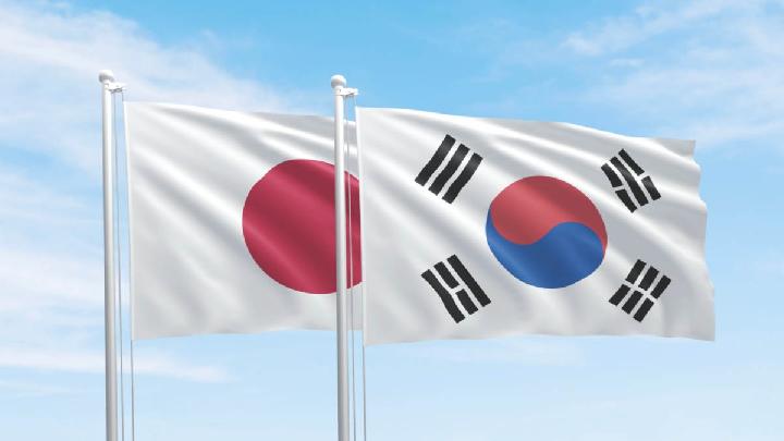 South Korea, Japan Leaders Strike Cordial Note with Surprise Drumming Session