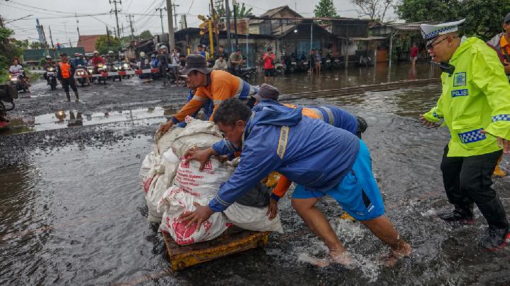 Daftar 38 Kereta Api yang Dibatalkan Akibat Banjir