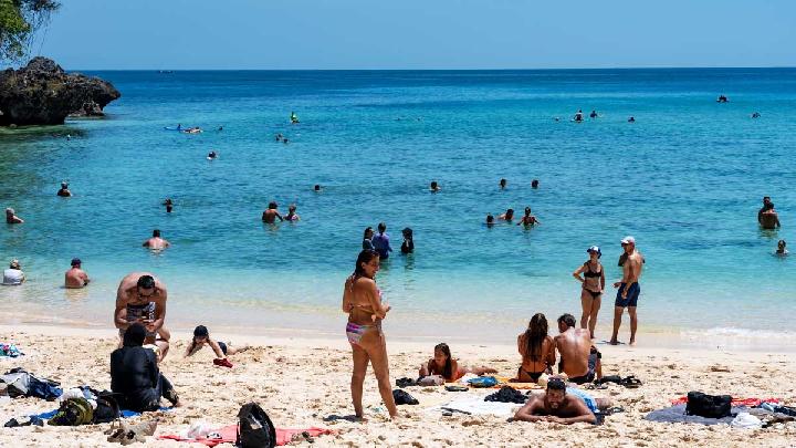 Rescuers Airlift Two Tourists Trapped on Bali Cliff