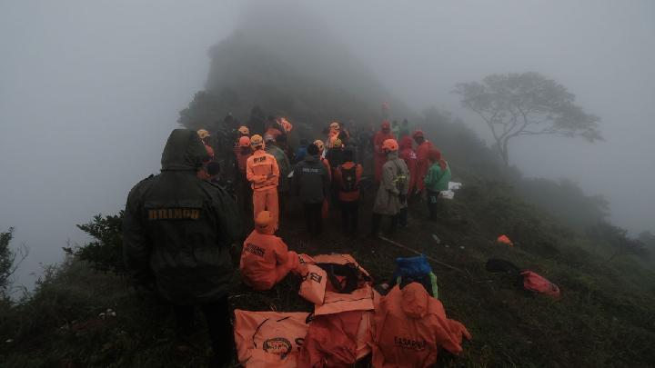 Tim SAR Temukan Sejumlah Barang Milik Korban Pesawat ATR
