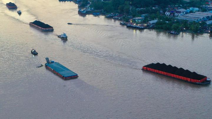 Authorities Unveil 50,000 Tons of Illegal Coal Stockpile Along Mahakam River
