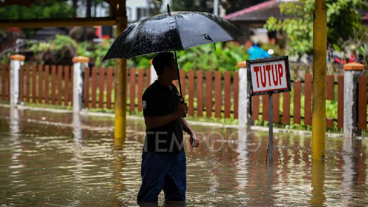 Banjir setinggi 30-60 cm di Cempaka Putih, Jakarta, 22 Januari 2026. Tempo/Tony Hartawan