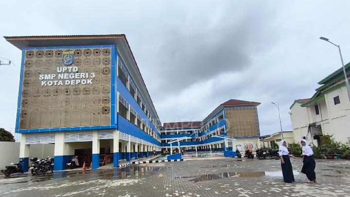 SMPN 3 Depok Öğrencileri Evlerinden Masa Getiriyor, İşte Açıklama