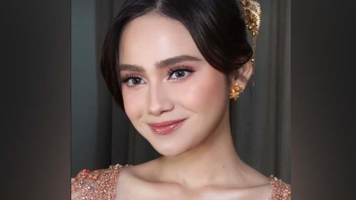 Intip Detail Makeup Sat Set Syifa Hadju saat Dilamar El Rumi, Nuansa Peach Warm