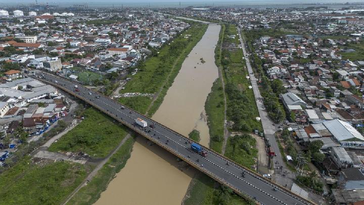 550 Residents Evacuated as Overnight Floods Sweep Semarang Neighborhoods