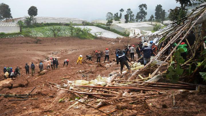 Governor Dedi Mulyadi Relocates Residents After West Bandung Landslides