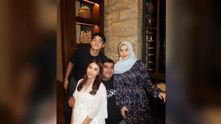 Potret Keakraban Lula Lahfah bersama Keluarga di Momen Spesial