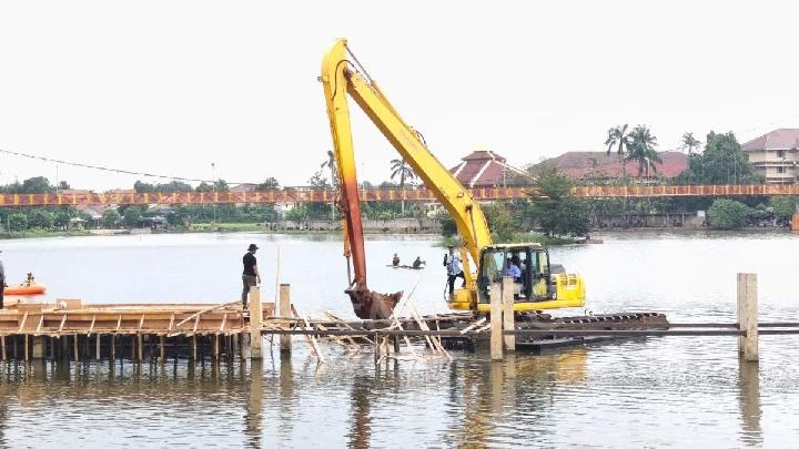 Depok, Situ Tujuh Muara’daki Binanın Temellerini Parçaladı