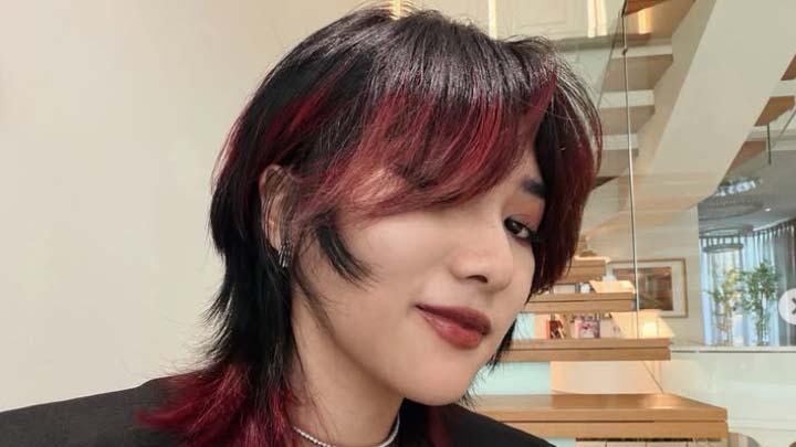 Isyana Sarasvati Tampil Edgy dengan Gaya Rambut Paduan Wolf Cut dan Mullet