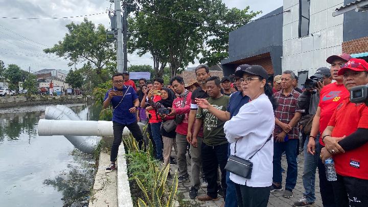 Semarang Şehri Hükümeti, Sakinlerin Banger Nehrini Temizlemesine Yardımcı Olmak İçin Ağır Ekipmanlar Konuşlandırıyor