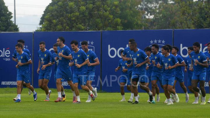 Pemain Persib Bandung melakukan latihan di Stadion Gelora Bandung Lautan Api di Bandung, Jawa Barat, 27 Januari 2026. Tempo/Prima Mulia