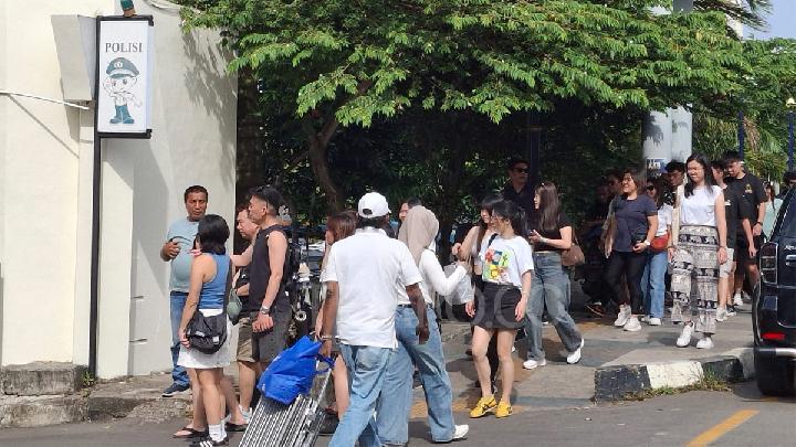 Beberapa turis melintas di kawasan Pelabuhan Internasional Batam Center, Kota Batam, Provinsi Kepulauan Riau, 24 Januari 2025. TEMPO/Yogi Eka Sahputra