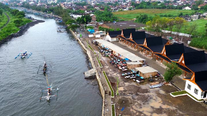 Prabowo Reviews Red and White Fishermen's Village with Ministers