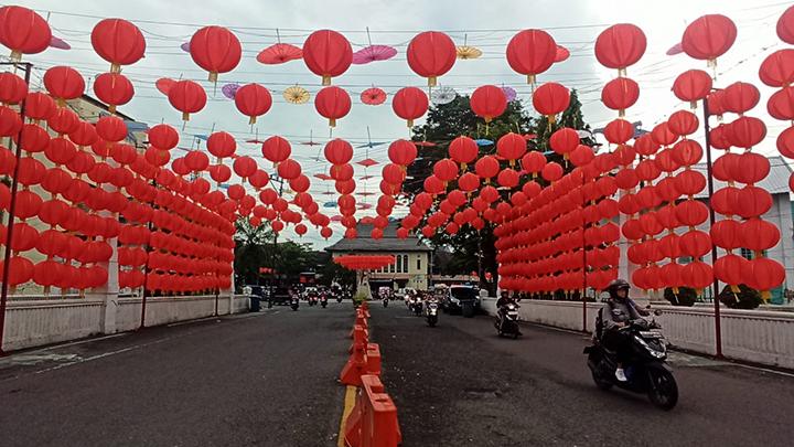 Pemasangan lampion di kawasan Pasar Gede Solo, Jawa Tengah, 29 Januari 2026, menyemarakkan suasana menjelang perayaan Imlek 2577/2026. Tempo/Septhia Ryanthie