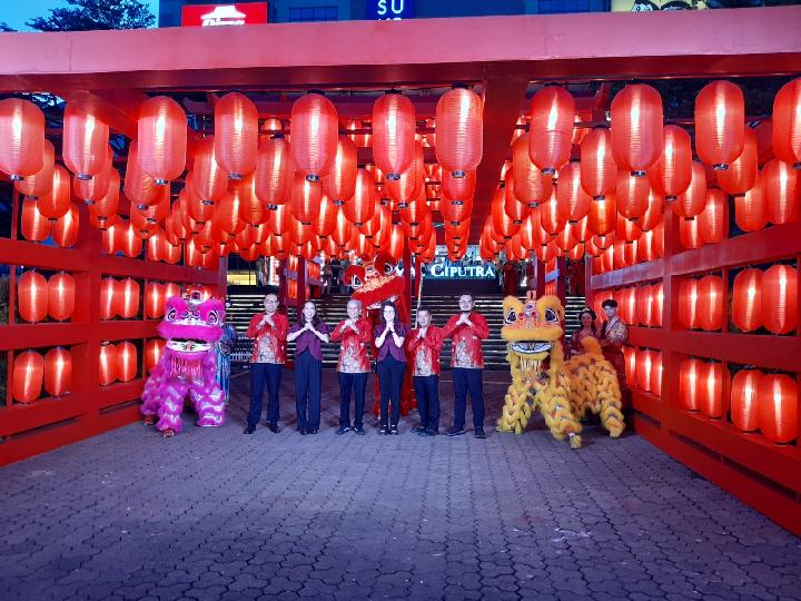 Ada Lampion Gate sampai Instalasi Marga Tionghoa, Begini Suasana Perayaan Imlek di Mal Ciputra Jakarta