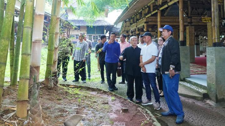 Wakil Menteri Transmigrasi (Wamentrans) Viva Yoga Mauladi saat berkunjung ke Padepokan Kabuyutan Muara Beres, Padepokan Bambu Indonesia di Cibinong, Kabupaten Bogor, Jawa Barat, pada Sabtu, 31 Januari 2026. Dok. Kementrans