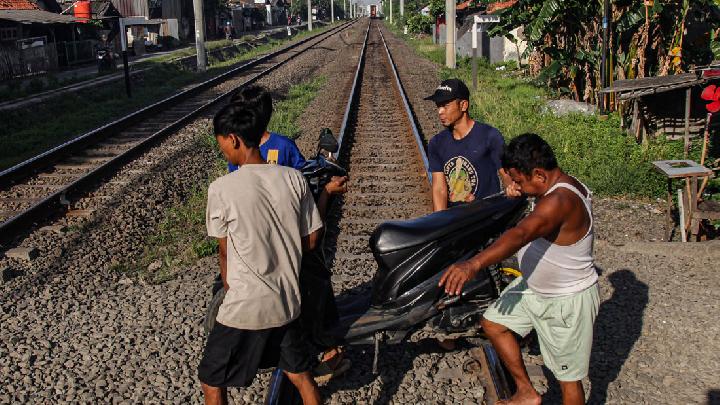 PT KAI Janji Tutup Perlintasan Liar yang Dikuasai Ormas