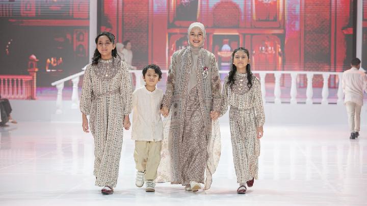 Natasha Rizki dan anak-anaknya dalam peragaan busana bertajuk Luminaire - Shi by Shireen Sungkar/Shireen Sungkar