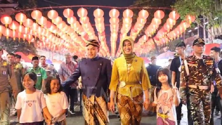 Wali Kota Solo, Respati Ardi (kiri) dan Wakil Wali Kota Solo, Astrid Widayani (kanan) mengikuti kirab Umbul Mantram 2026, 5 Februari 2025. Kirab itu menandai dimulainya rangkaian Grebeg Sudiro 2026, perayaan budaya tahunan yang digelar untuk menyambut Hari Raya Imlek. TEMPO/Septhia Ryanthie