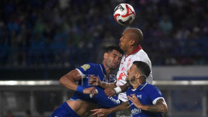 Pesepak bola Persib Bandung, Julio Cesar (kiri), berebut bola dengan pemain Malut United, Gustavo Franca, dalam laga lanjutan BRI Super League 2025/2026 di Stadion Gelora Bandung Lautan Api, Bandung, Jawa Barat, 6 Februari 2026. Tempo/Prima Mulia