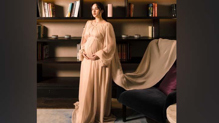 Pesona Maternity Shoot Chelsea Islan, Klasik Bernuansa Champagne