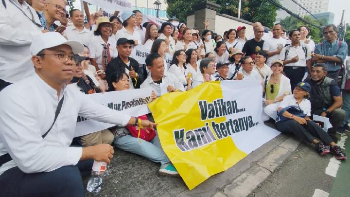 Umat Katolik Gelar Aksi Damai di Kedutaan Vatikan