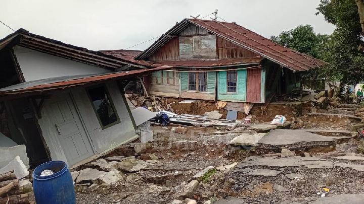 Land Movement in Central Java's Tegal Damages 863 Houses