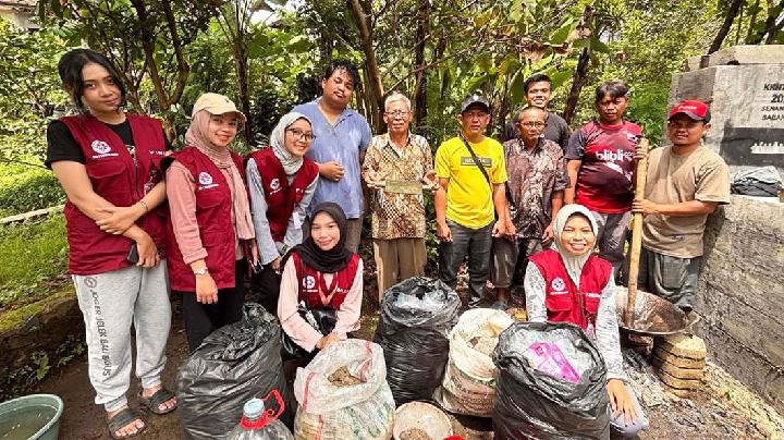 Mahasiswa IPB mendaur ulang sampah plastik jadi paving blok. Dok. Humas IPB