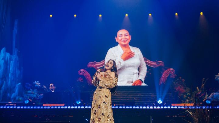 Momen Emosional Mahalini Ungkap Rindu Pada Sang Ibu di Konser KOMA