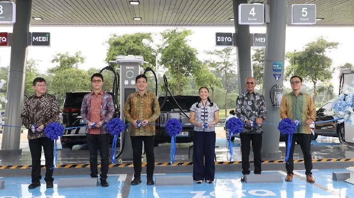 PLN, MEBI, dan Huawei Bersinergi Resmikan SPKLU Signature