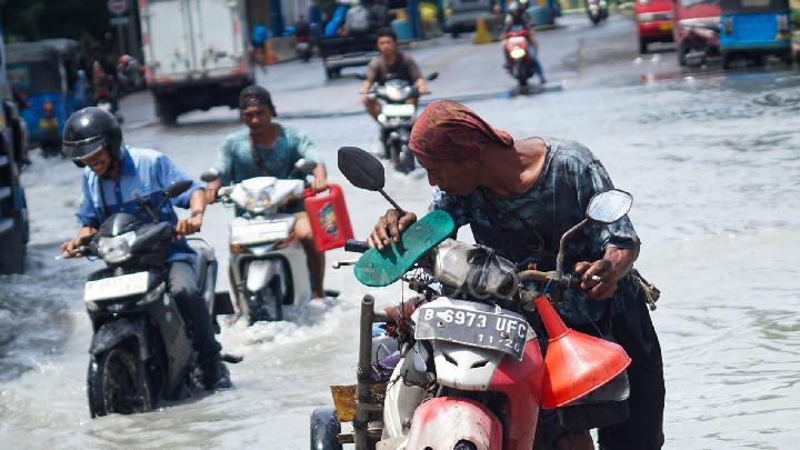 Floods in Jakarta Inundate 39 Neighborhood Units, 13 Roads on Sunday