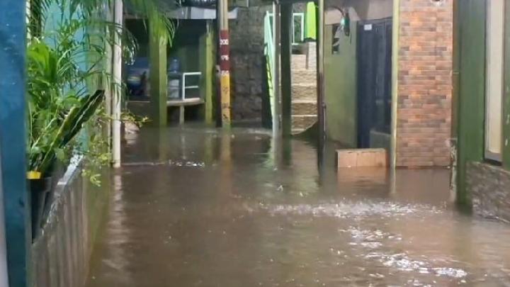 Floods Still Inundate 127 Neighborhoods and 6 Roads in Jakarta