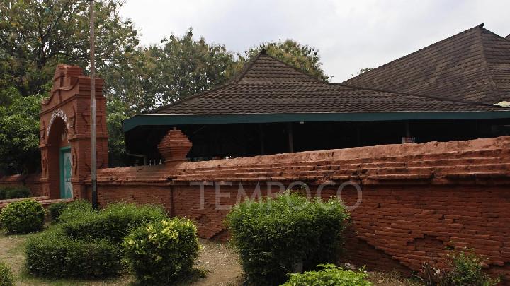 Mengenal Azan Pitu dan Saka Tatal di Masjid Agung Cirebon