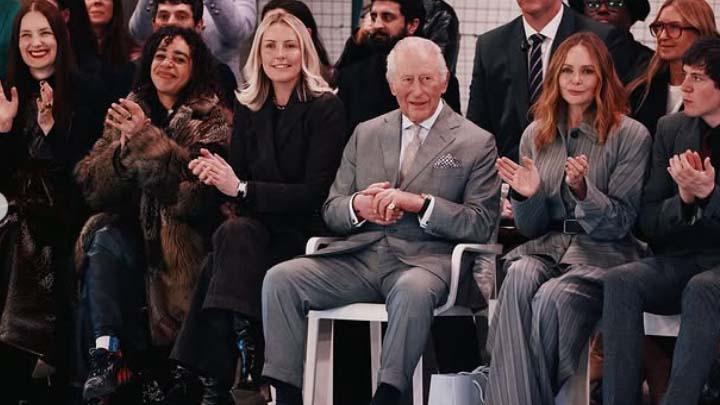 Raja Charles Kenakan Setelan Jas Abu-abu saat Hadir di London Fashion Week 2026