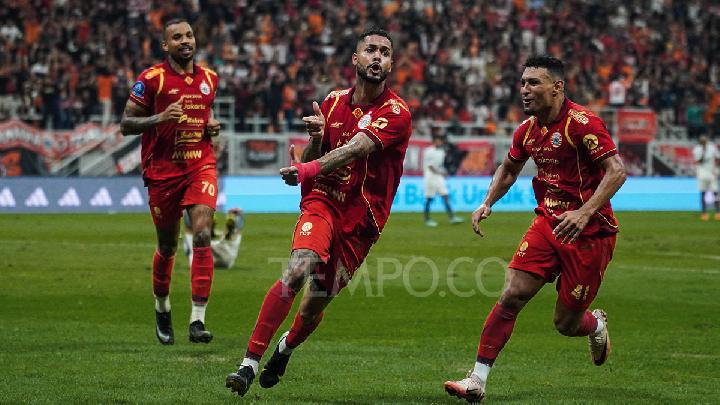 Pesepak bola Persija Jakarta, Maxwell Souza (tengah), berselebrasi bersama rekan setimnya setelah mencetak gol ke gawang PSM Makassar dalam laga BRI Super League musim 2025/2026 di Jakarta International Stadium, Jakarta, 20 Februari 2026. Dalam laga tersebut, Persija Jakarta berhasil menang atas PSM Makassar dengan skor 2-1. Tempo/Martin Yogi Pardamean