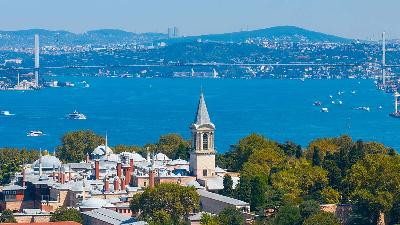 Topkapi Palace in Istanbul, Turkey, August 24, 2025. This palace served as the administrative center and primary residence of the Ottoman Sultans for nearly 400 years (1465-1856). Built by Sultan Mehmed II in the 1460s, this magnificent complex, recognized as a UNESCO World Heritage Site, now serves as a museum housing various sacred Islamic relics. Shutterstock