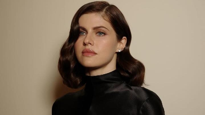 Alexandra Daddario dan Andrew Form Resmi Cerai Setelah Tiga Tahun Menikah