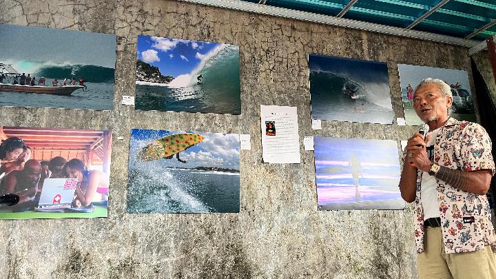  Fotografer surfing Made Bagus Irawan menjelaskan prosesnya berkarya saat pembukaan pameran pada 18 Februari 2026. Tenpo/Rofiqi Hasan
