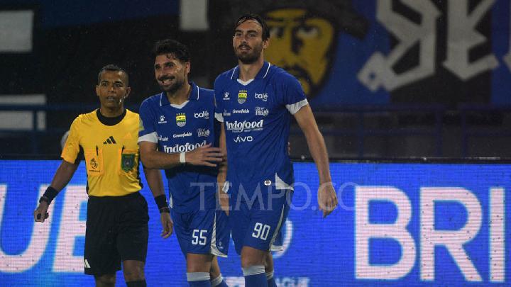 Penyerang Persib Bandung, Andrew Jung (kanan), setelah mencetak gol ke gawang Persita Tangerang dalam laga BRI Super League di Stadion Gelora Bandung Lautan Api, Bandung, Jawa Barat, 22 Februari 2026. Tempo/Prima Mulia