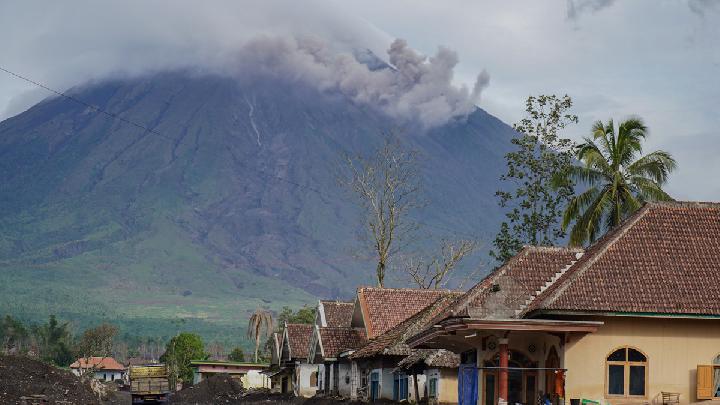 Mount Semeru Erupts Twice This Morning, Alert Maintained at Level III