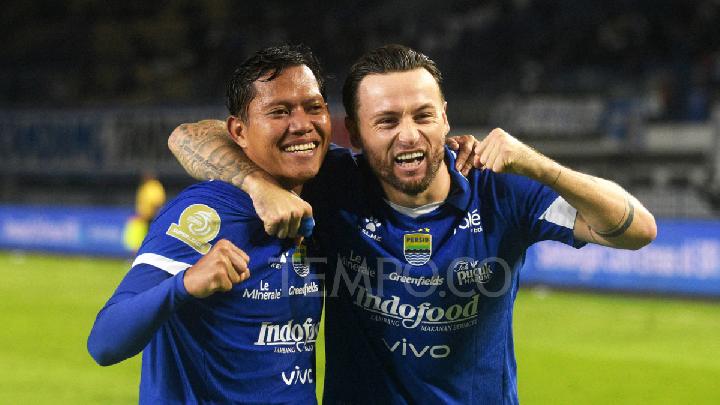 Pemain Persib Bandung Adam Alis dan Marc Klok merayakan kemenangan atas Madura United dalam laga BRI Super League di Stadion Gelora Bandung Lautan Api, Bandung, Jawa Barat, 26 Februari 2026. Persib menaklukan Madura United dengan skor 5-0. Tempo/Prima Mulia